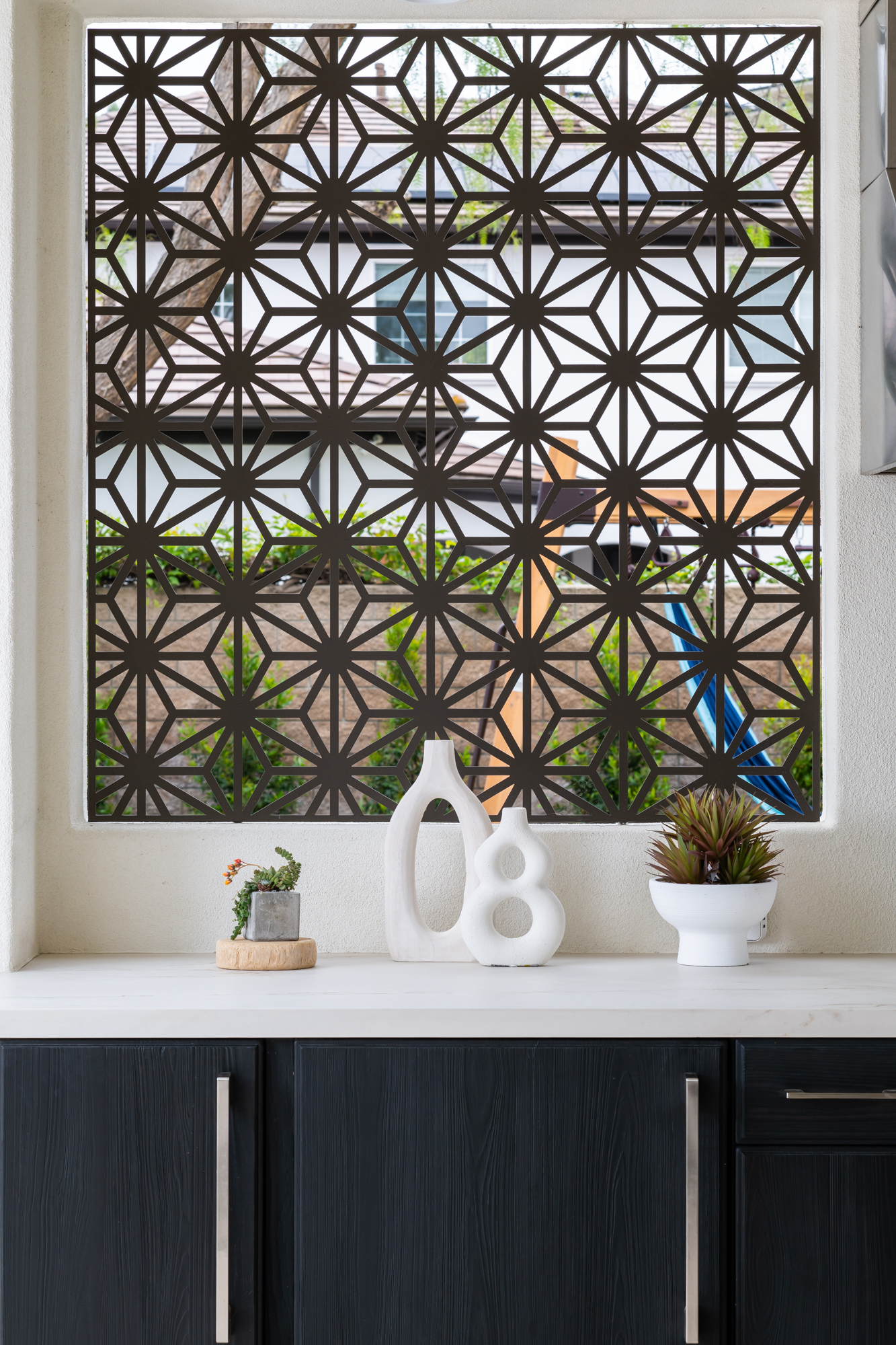 Pental-quartz-countertop-in-Concreto-white-and-decorative-screen