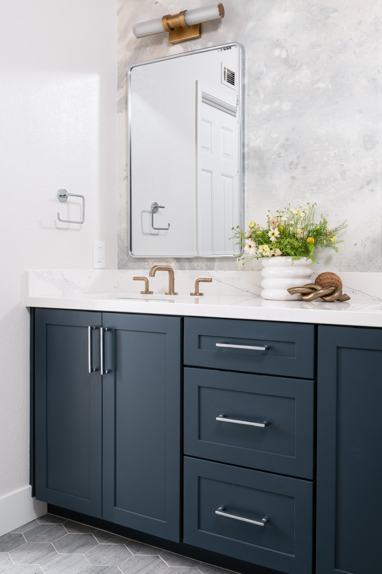 Kemper-cabinets-Maple-wood-Finish-Maritime-with-chrome-hardware