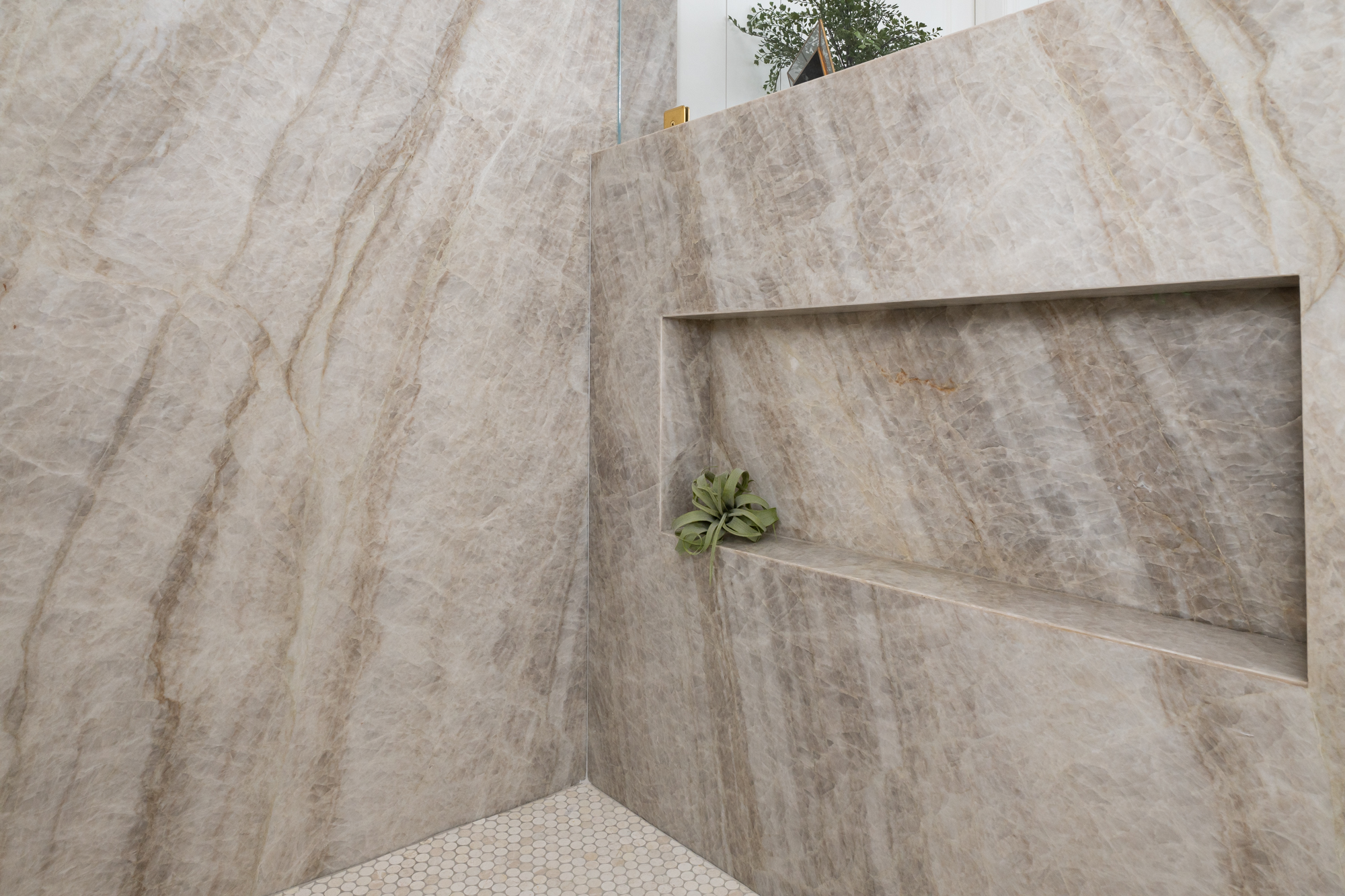 pony-wall-with-built-in-shower-niche-to-hold-bathing-accessories