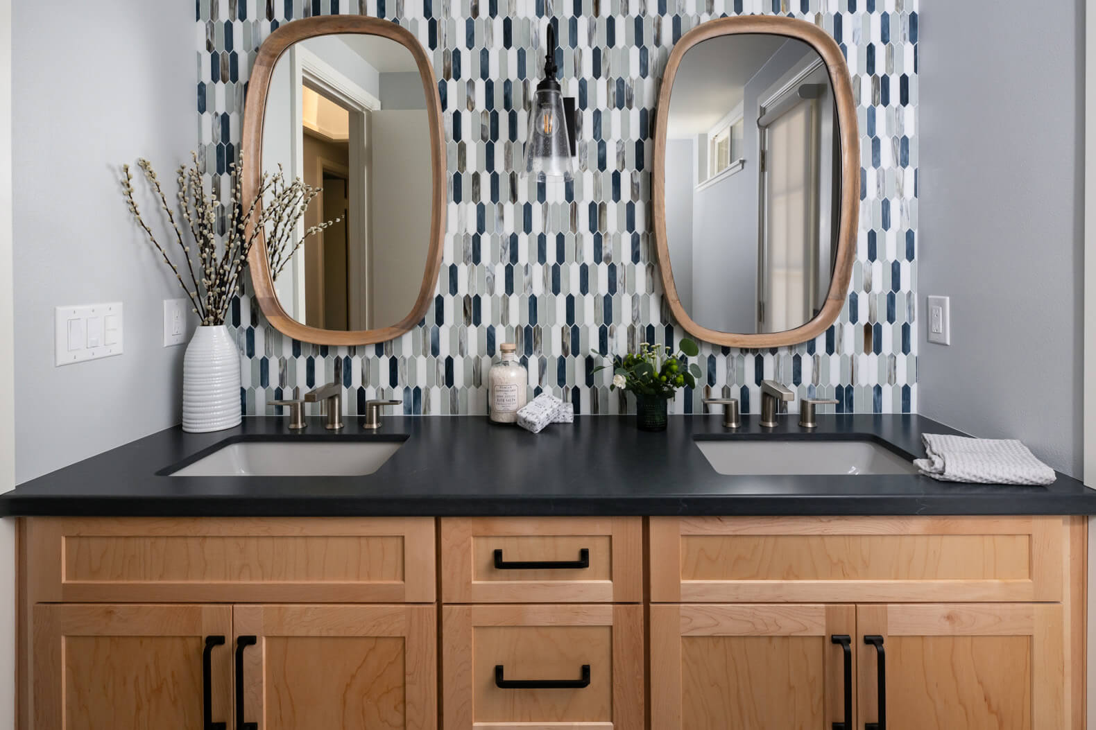 Elysium-glass-tile-backsplash-Newport-series-in-Arrow-Beach-vertical-pattern