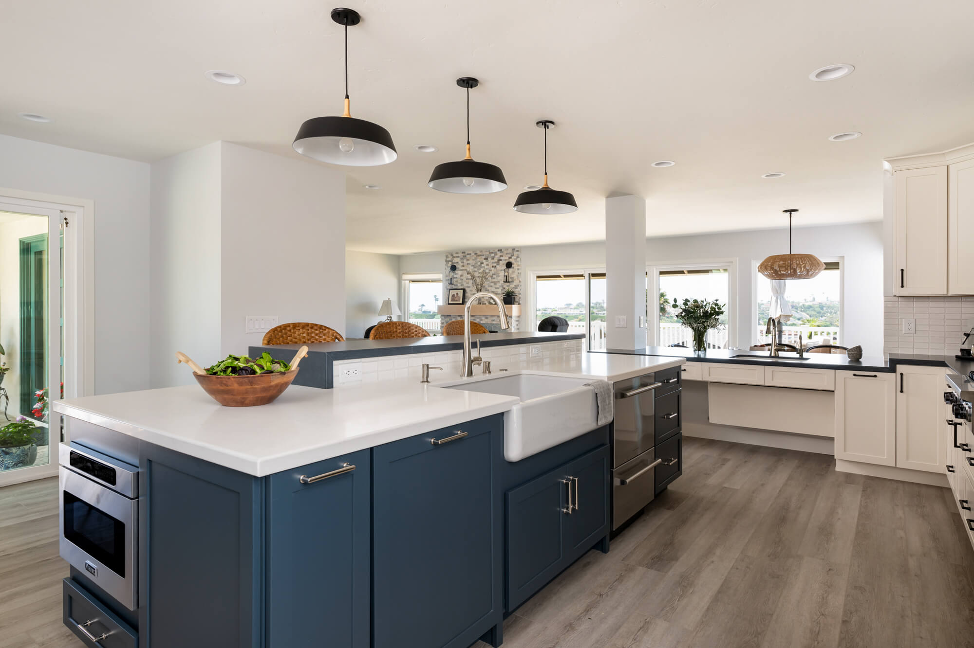 island-and-dining-room-Vadara-polished-quartz-countertops-in-Amara-Grey