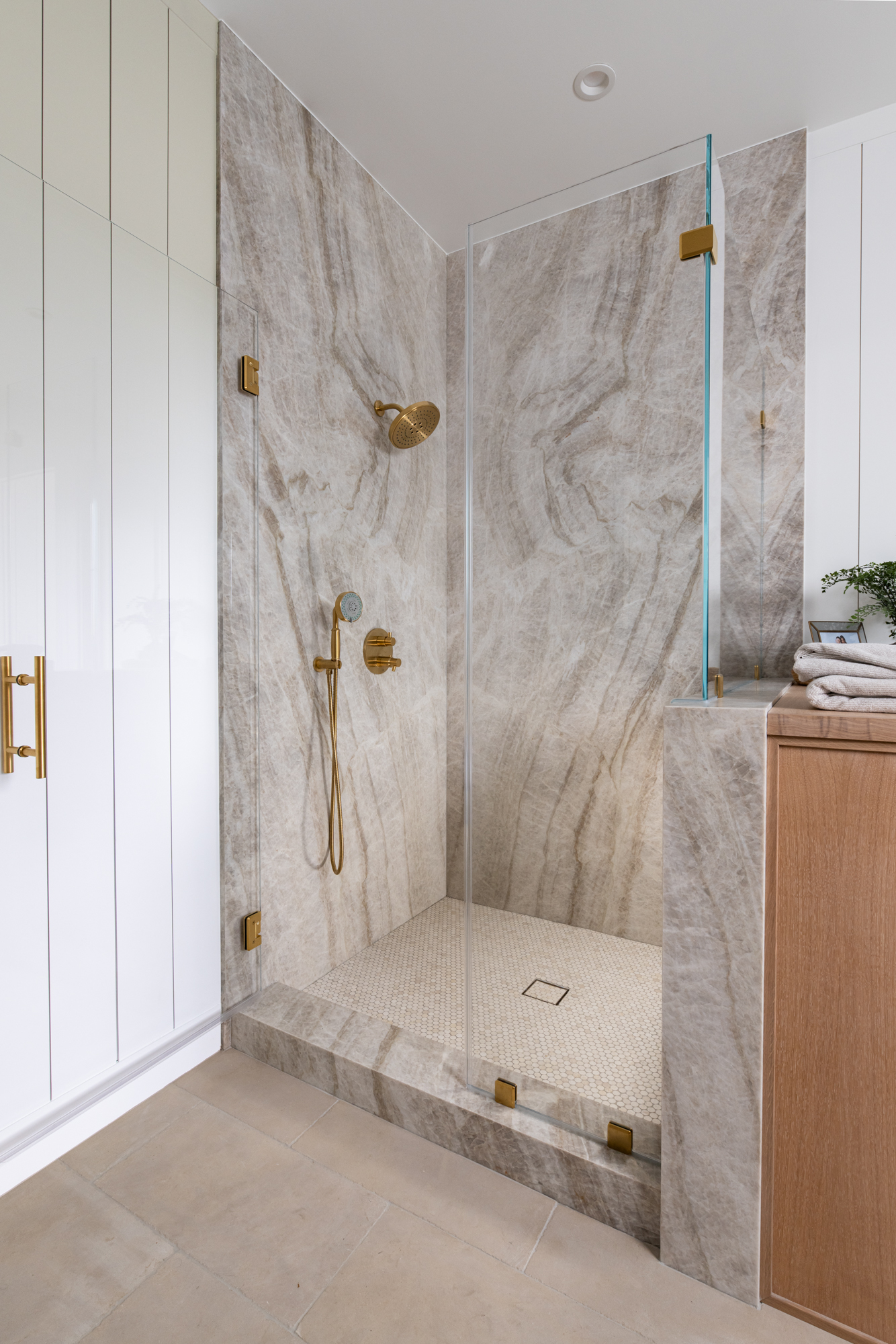 custom-shower-glass-enclosure-with-through-the-glass-ladder-handle-in-Satin-Brass