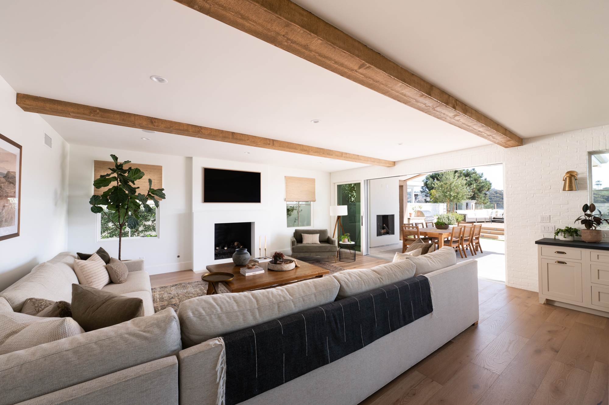 California-room-effortlessly-extends-the-homes-living-space
