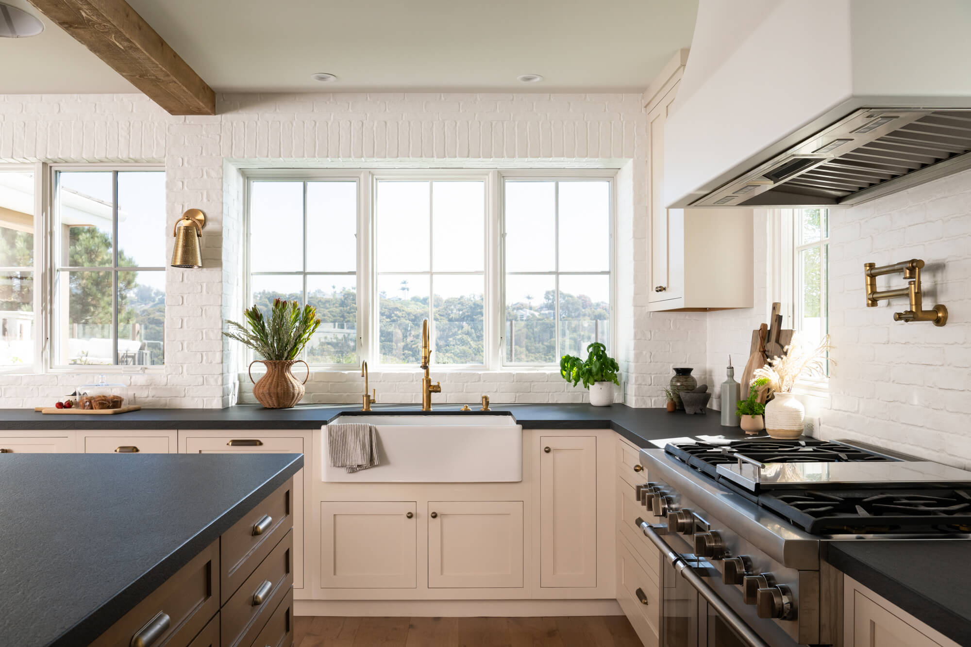 large-windows-with-natural-lighting