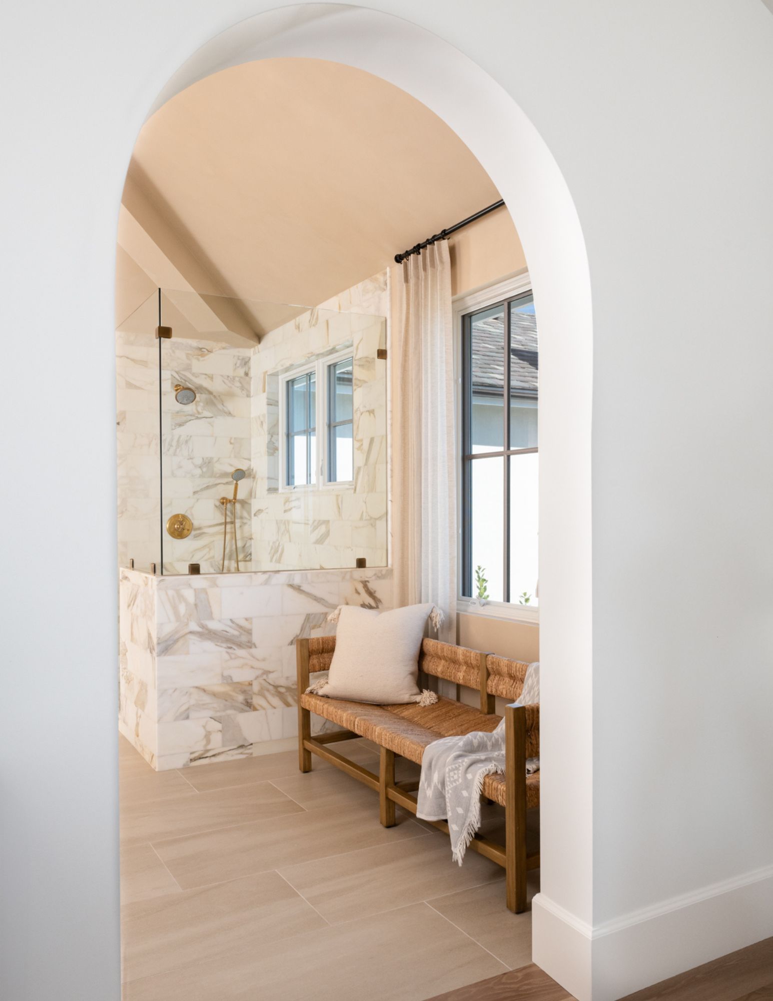 arched-entryway-with sitting-bench