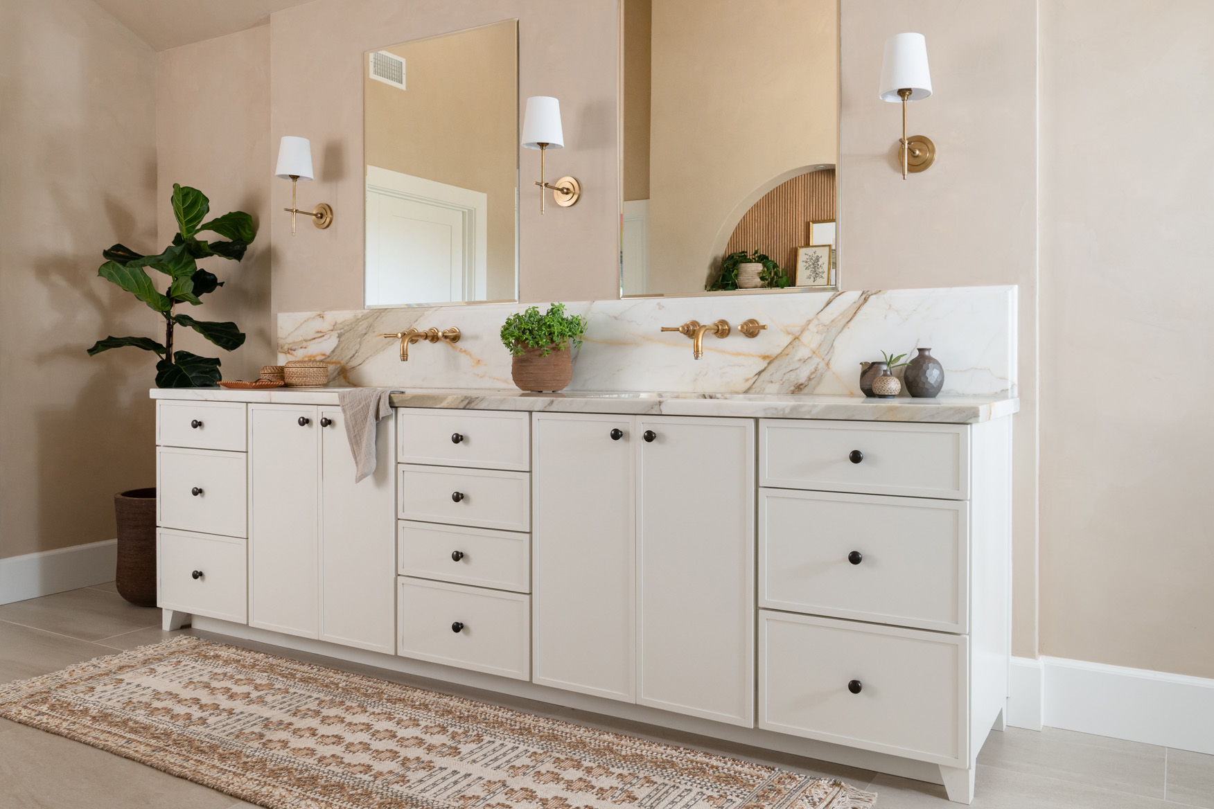 natural-stone-countertop-with-gold-veining