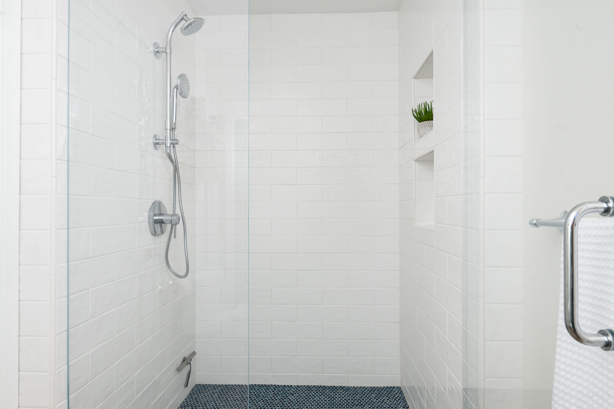 shower-wall-glazed-ceramic-subway-tiles-in-undulated-Santorini-including-2-niches