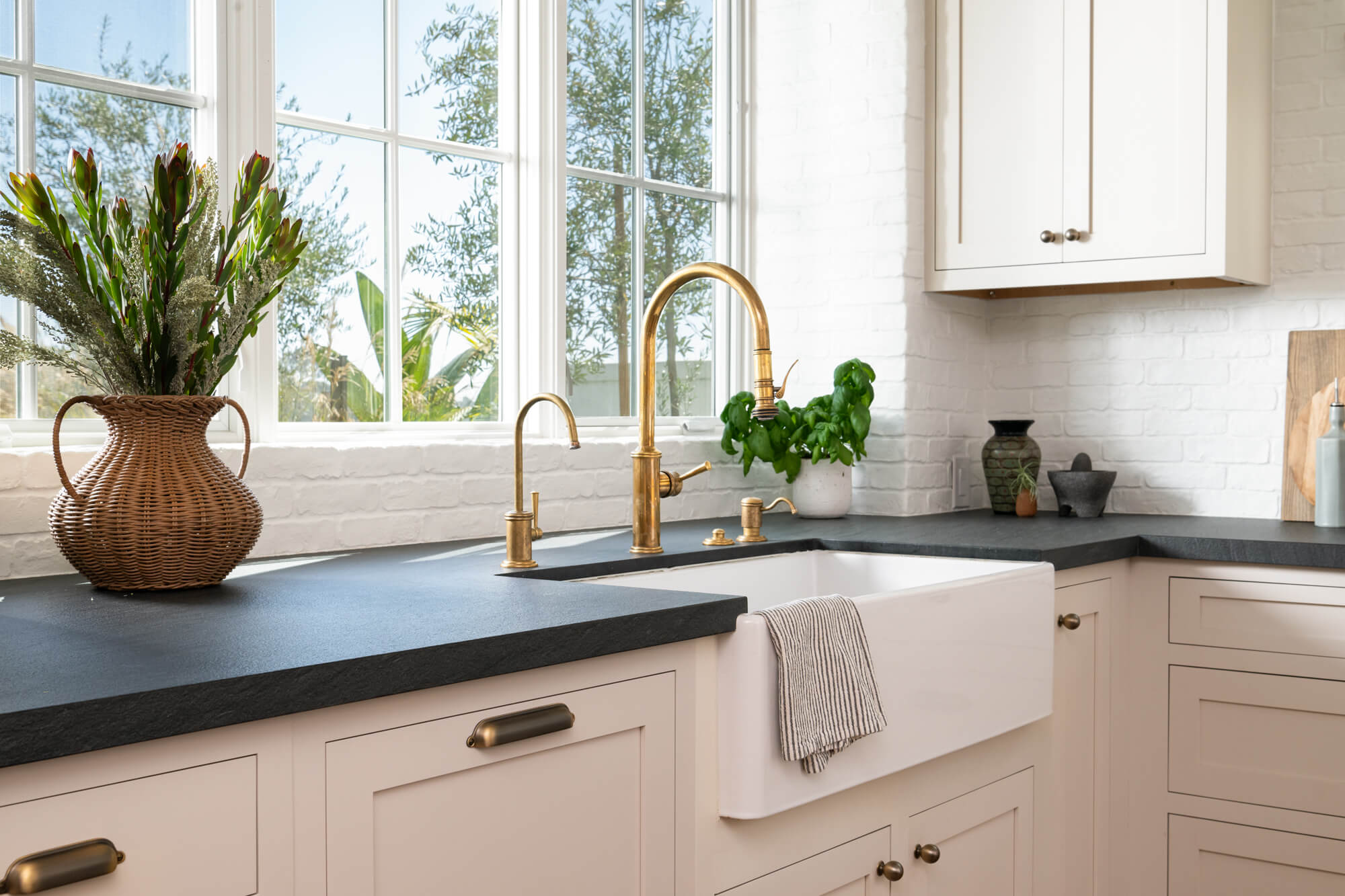 farmhouse-sink-with-old-world-design