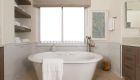 freestanding-tub-with-single-handle-floor-mounted-tub-filler