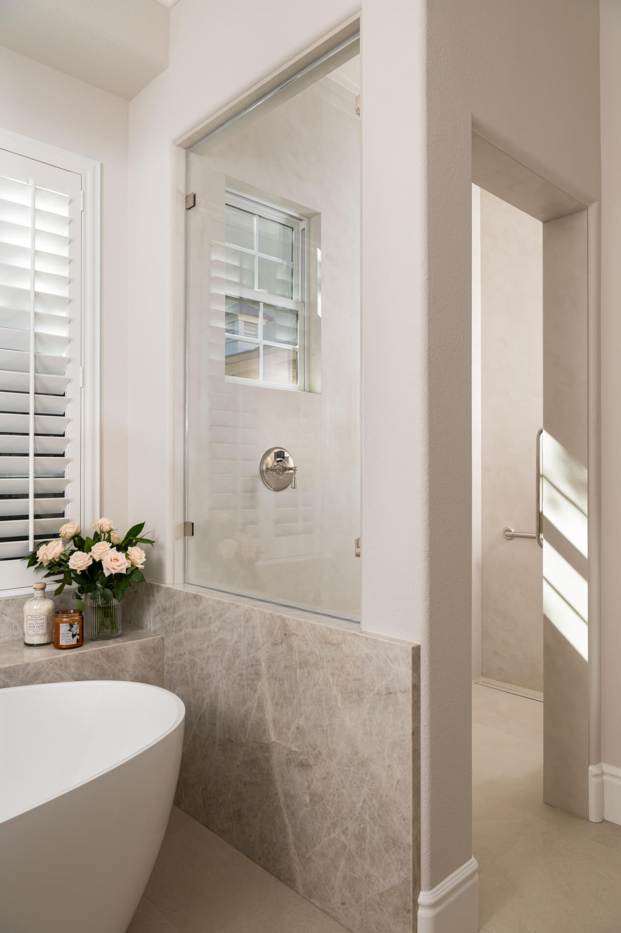 zero-threshold-shower-entrance-with-pony-wall-with-custom-glass-panel-window