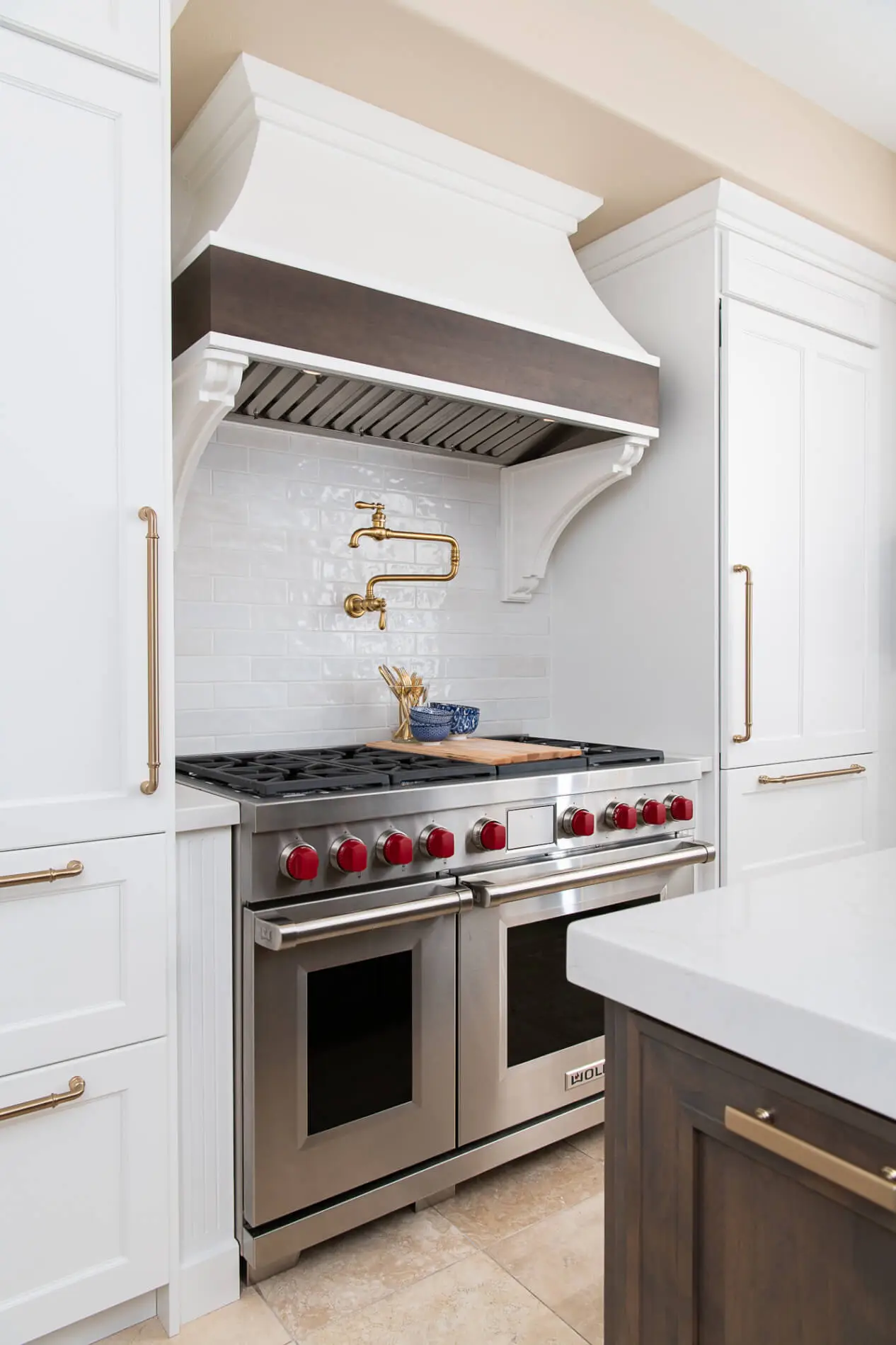 Custom range hoods are included in the 2025 kitchen remodeling trends.