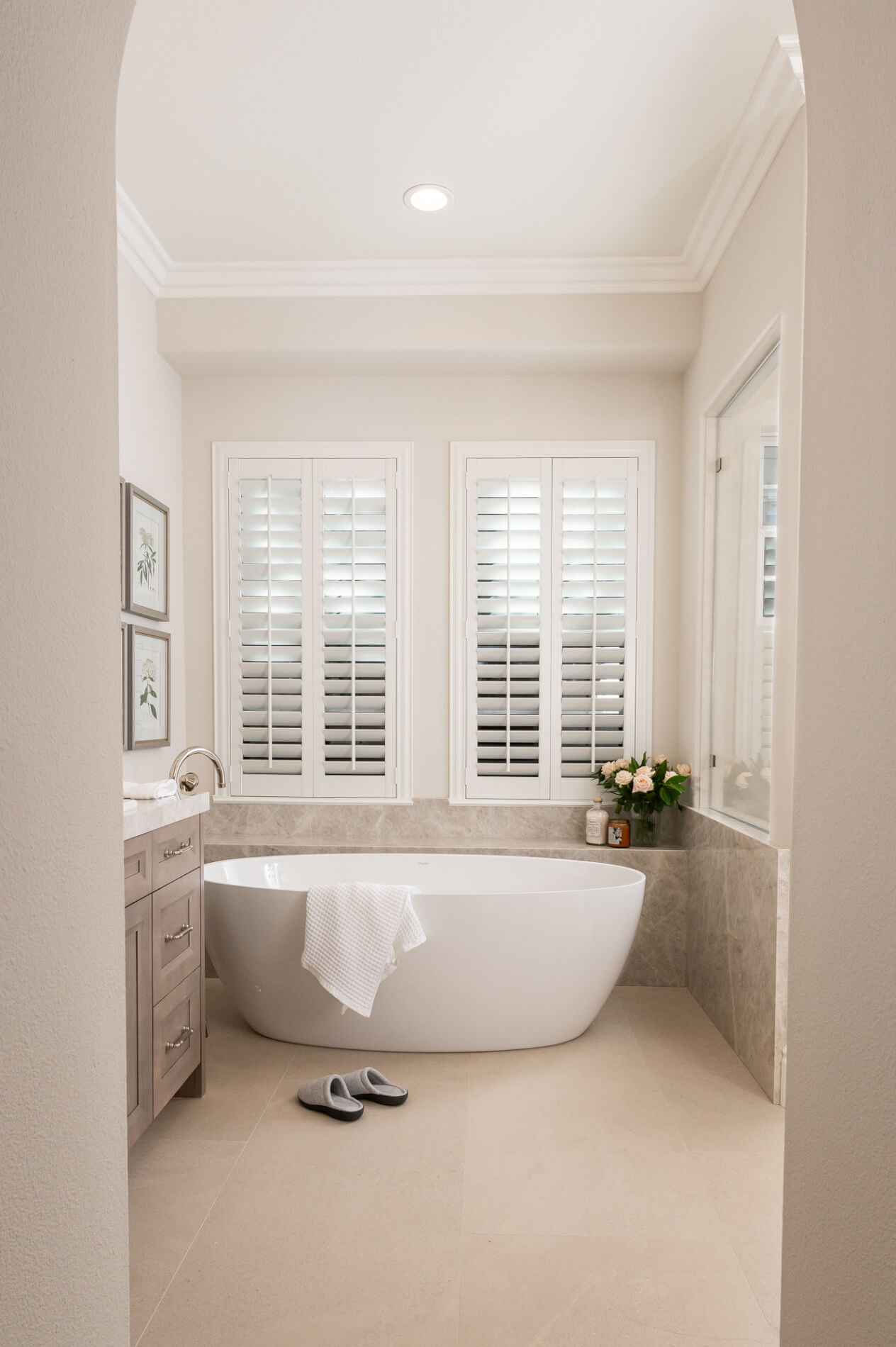 soaking-bath-with-floor-mount-tub-filler