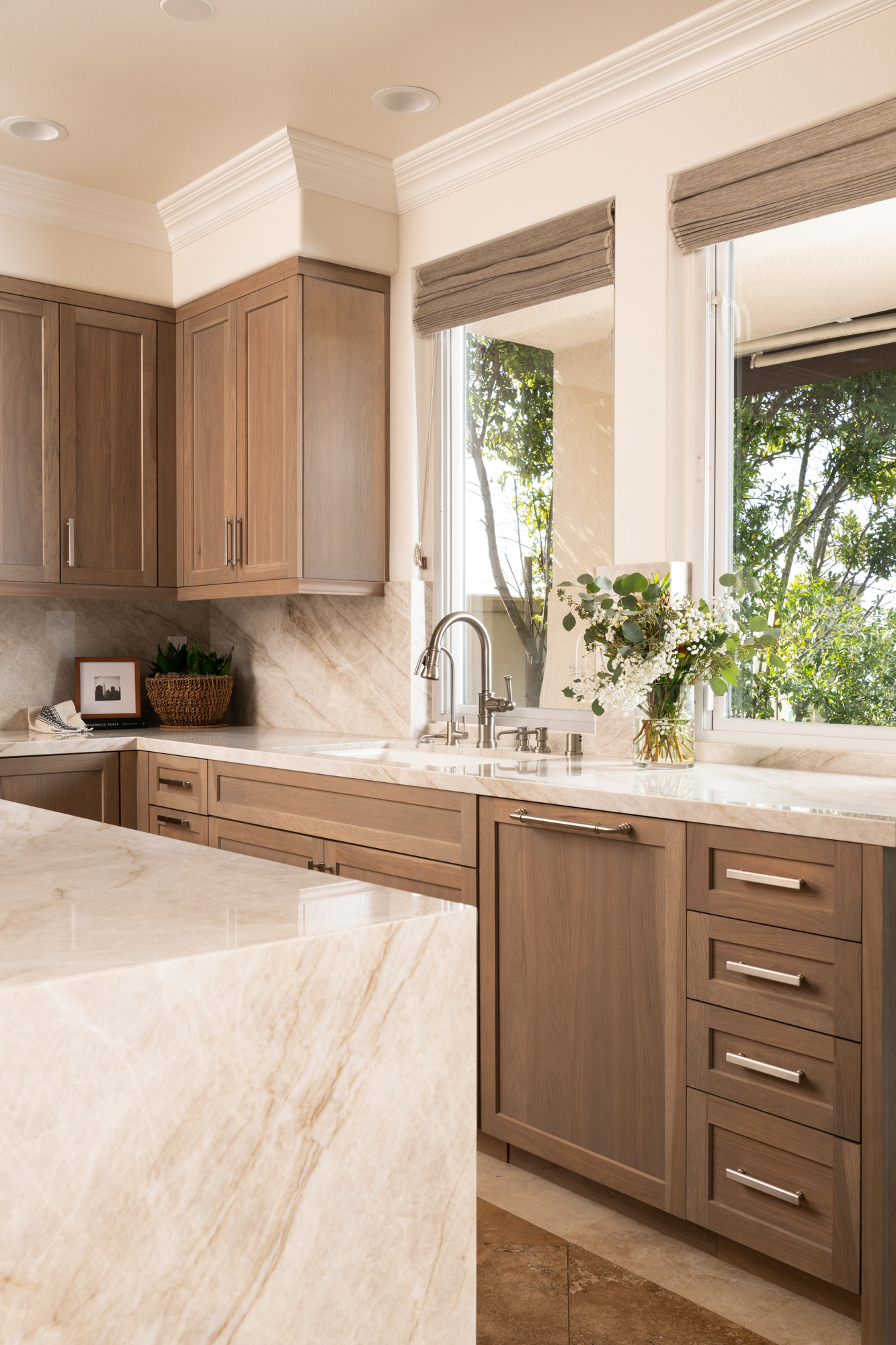 white-undermount-double-bowl-sink-with-single-handle-pull-down-kitchen-faucet