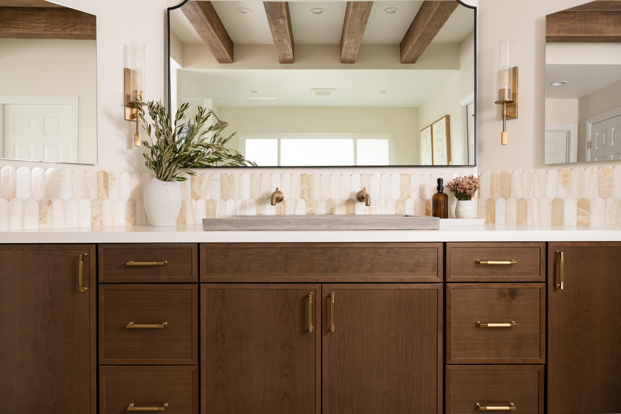 Cherry-wood-shaker-Waypoint-cabinets-in-Clove-finish