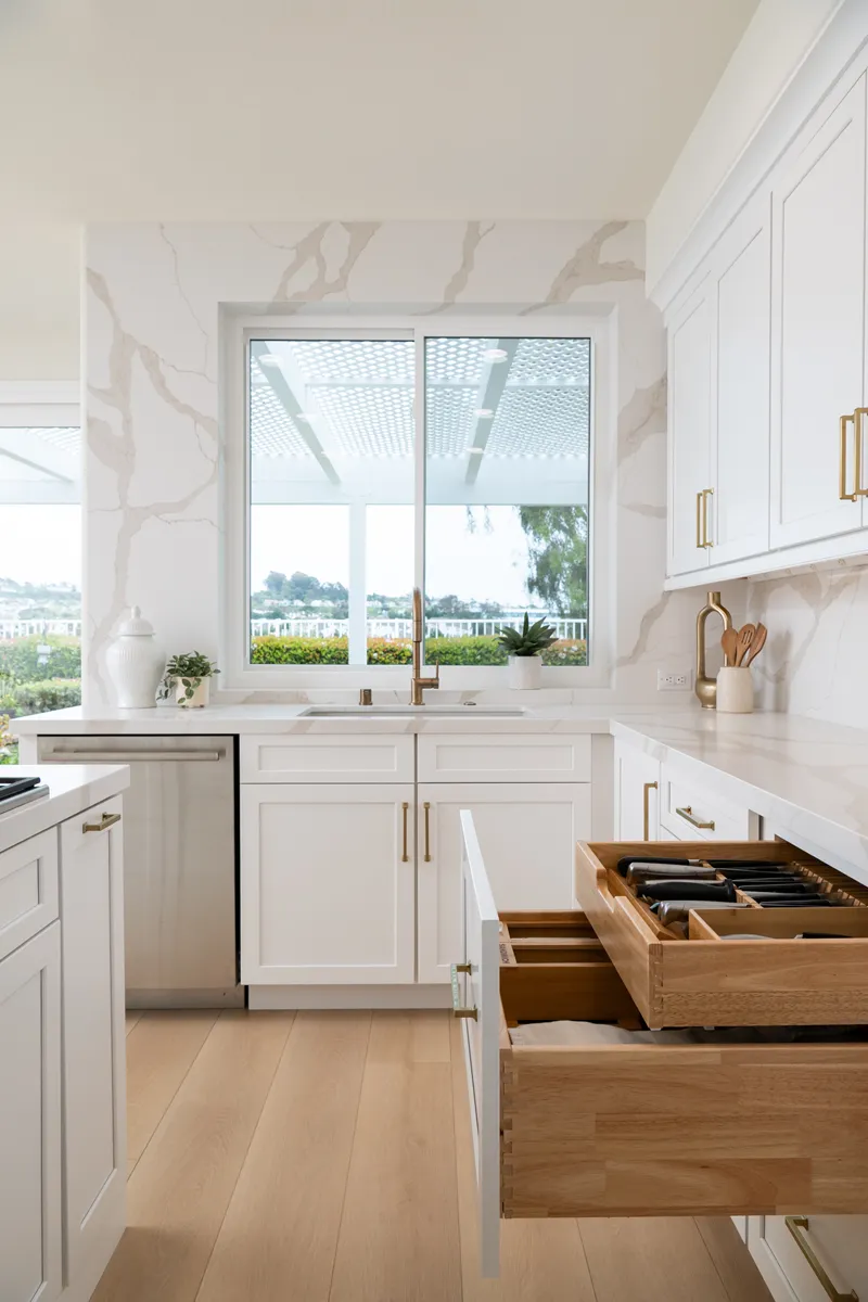 Sea-Pointe-Design-And-Remodel-Cappadocia-custom-maple-cabinets-with-full-extension-and-soft-close-drawers-including-double-drawers