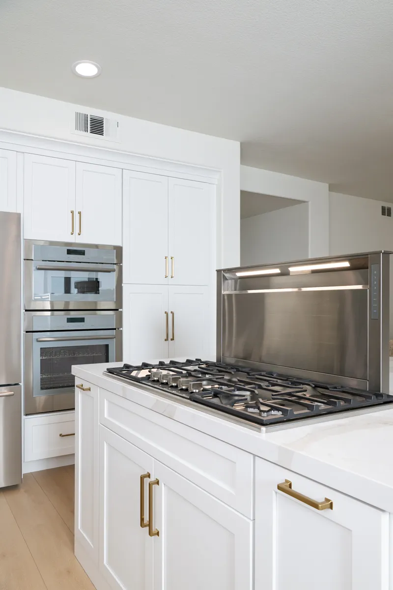 Sea-Pointe-Design-And-Remodel-Cappadocia-cooktop-and-convertible-downdraft-range-hood-installed-in-island-top