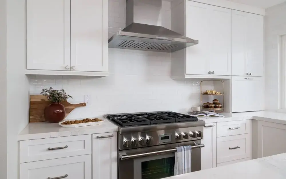 Bedrosian-Glazed-Ceramic-subway-tile-backsplash-in-Pearl-White