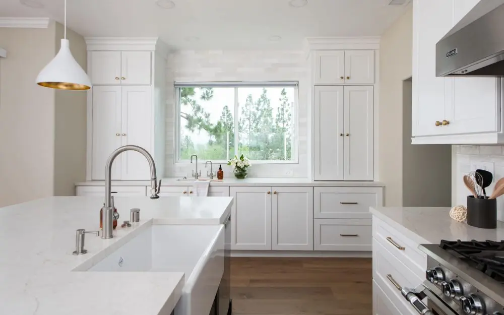 Farmhouse sink and white kitchen cabinets 