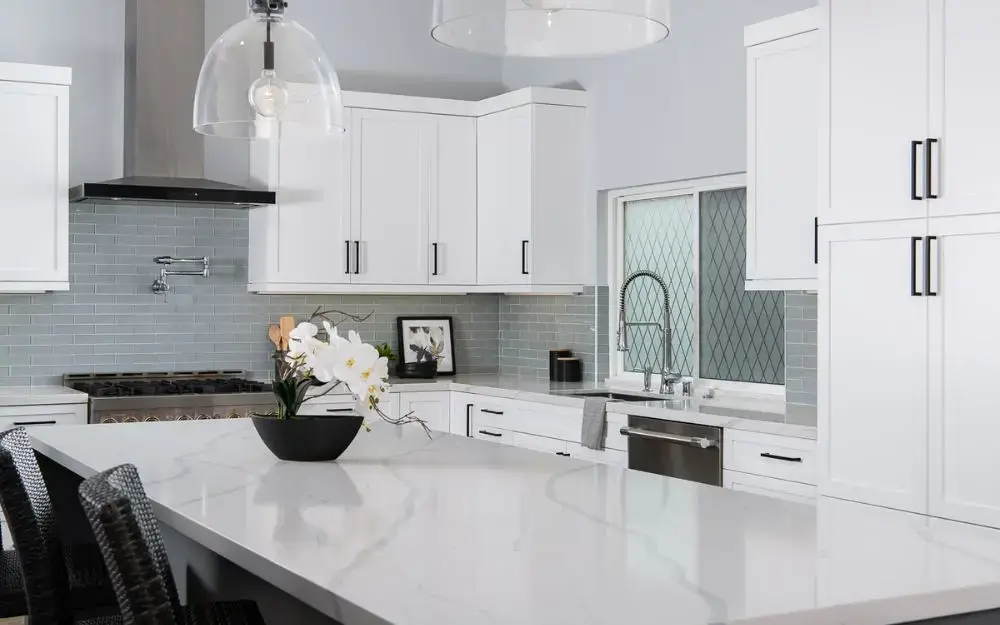 Vadara-2cm-quartz-stone-countertops-in-Statuario-Venat