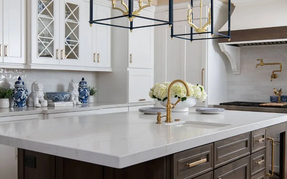 vadar-polished-quartz-stone-countertop-in-serena-gold