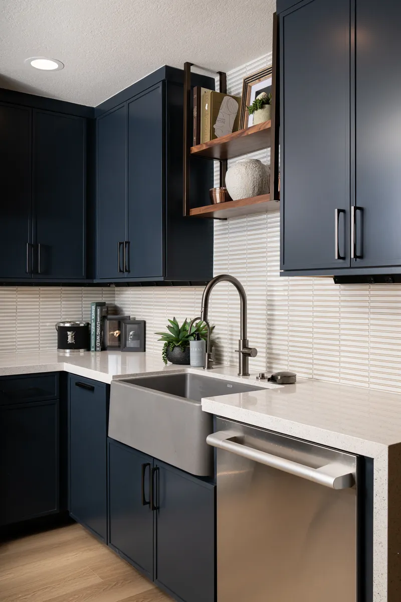 Sea-pointe-design-and-remodel-perimeter-cabinetry-is-topped-with-quartz-countertops-in-polished-Blanco-Stellar-Snow-including-a-waterfall-edge