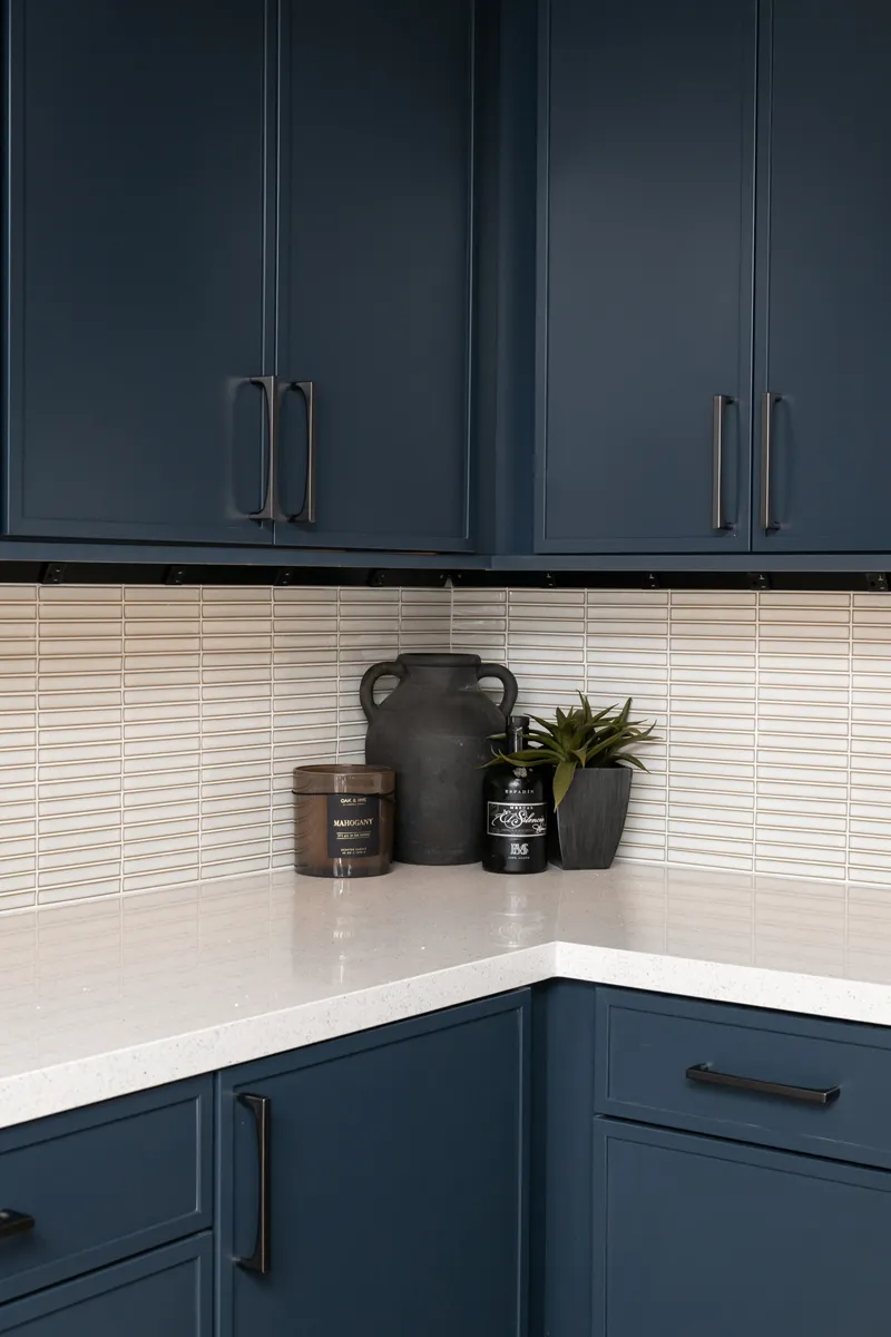 sea-pointe-design-and-remodel-glazed-porcelain-mosaic-tile-backsplash-in-Souvenir-Belem-White-with-burnished-edges