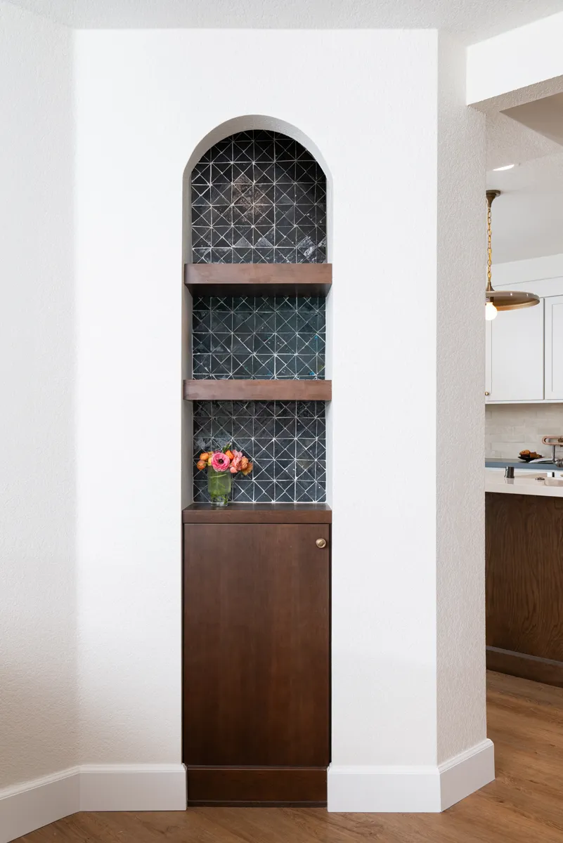 13-Sea-Pointe-Design-and-Remodel-corner-niche-with-storage-and-floating-shelves