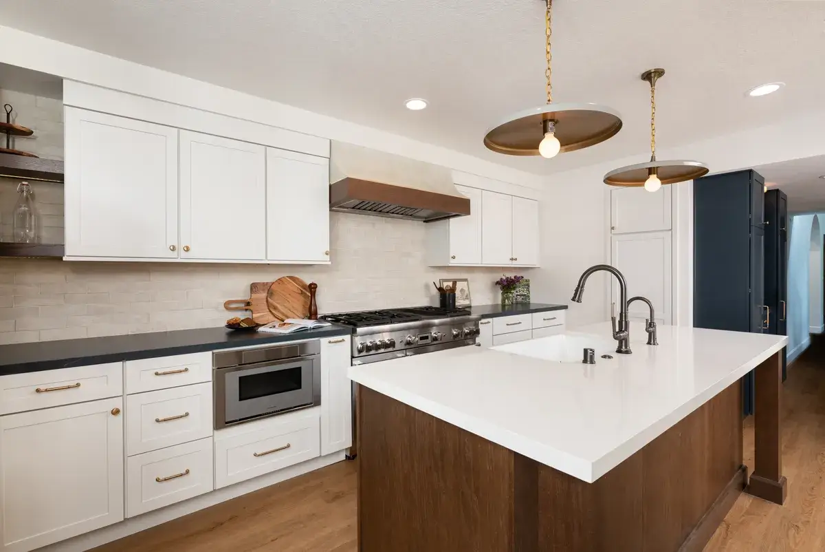 2-Sea-Pointe-Design-and-Remodel-island-countertop-polished-quartz-in-Organic-White