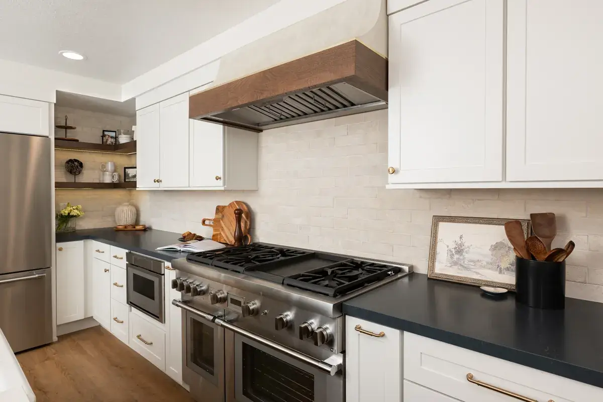 5-Sea-Pointe-Design-and-Remodel-custom-white-decorative-hood-and-blower-with-wood-trim