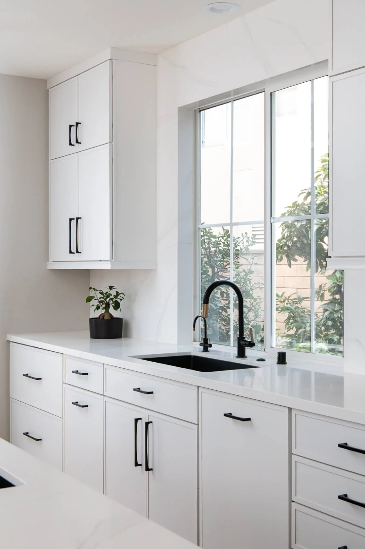 pull-down-faucet-with-arc-spout-and-knurled-handle-in-matte-black-and-luxe-gold