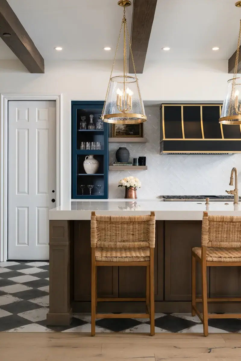 Sea-Pointe-Design-and-Remodel-built-in-microwave-and-hidden-dishwasher-in-island