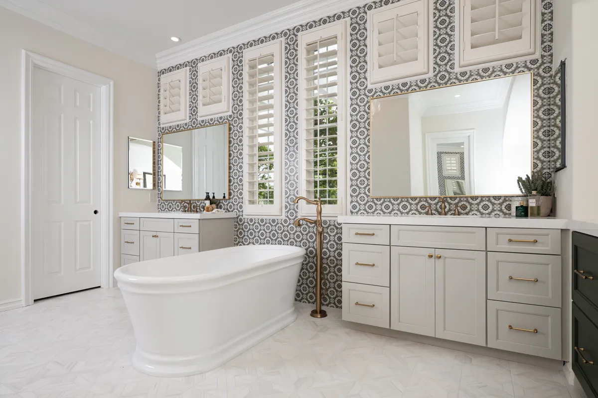 Sea-Pointe-Design-And-Remodel-white-acrylic-double-ended-freestanding-tub