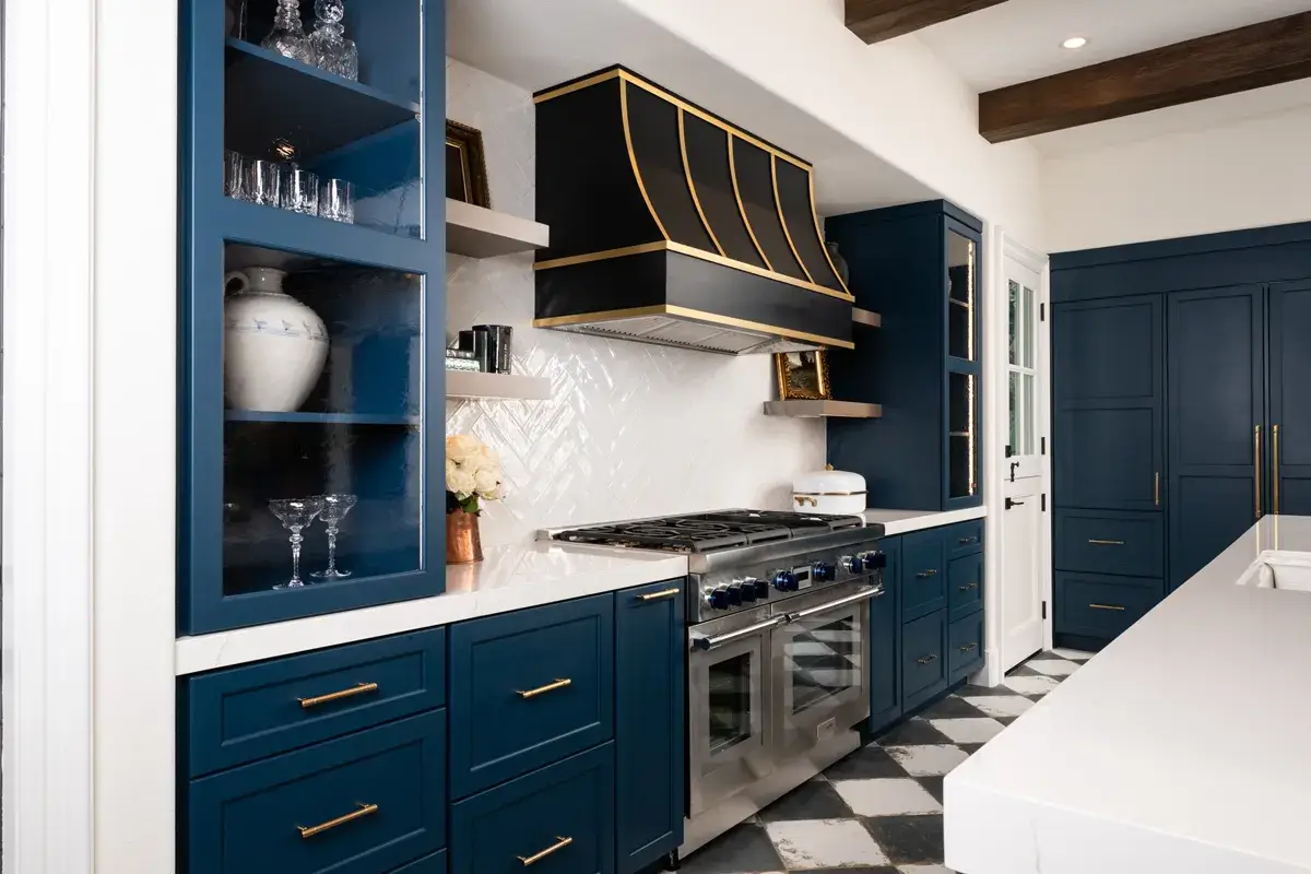 Sea-Pointe-Design-and-Remodel-four-upper-cabinet-doors-flanking-the-range-feature-glass-inserts