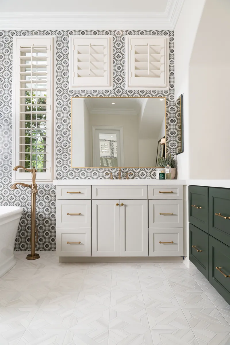 Sea-Pointe-Design-And-Remodel-polished-quartz-countertops-in-White-Aurora