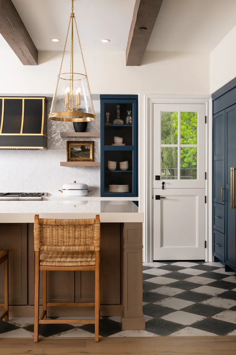 Sea-Pointe-Design-and-Remodel-white-porcelain-tile-backsplash-in-Feliz-blanco