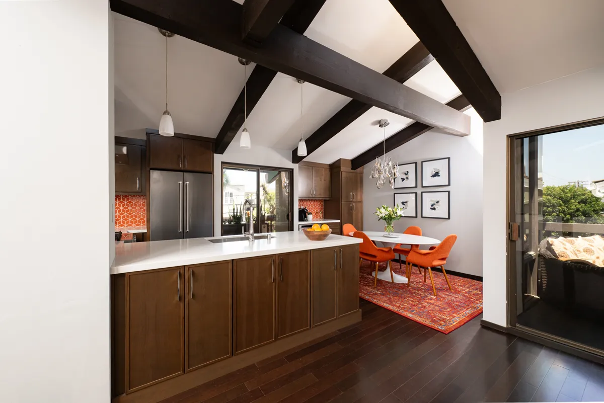 sea-pointe-design-and-remodel-Waypoint-maple-cabinets-in-Truffle-finish-with-chrome-pulls