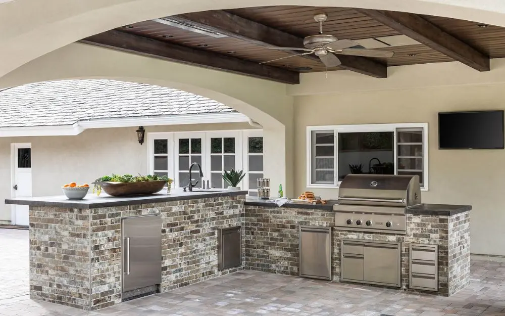 Outdoor Kitchen with built-in barbecue
