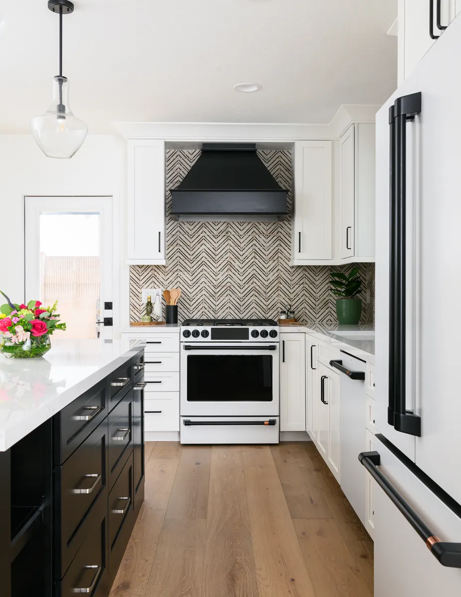 sea-pointe-design-and-remodel-engineered-european-oak-hardwood-flooring-collection-tableau-color-Latour