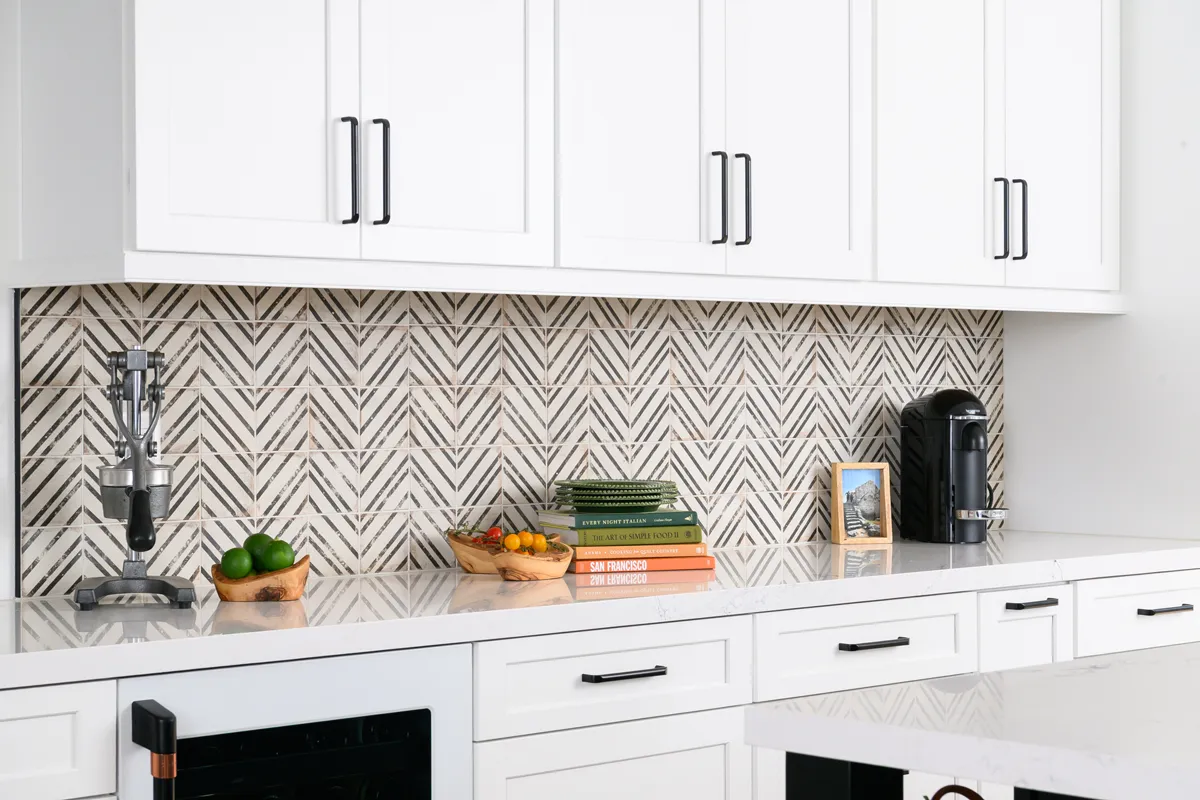 sea-pointe-design-and-remodel-ceramic-tile-backsplash-in-Vivace-series-color-Incline-rice