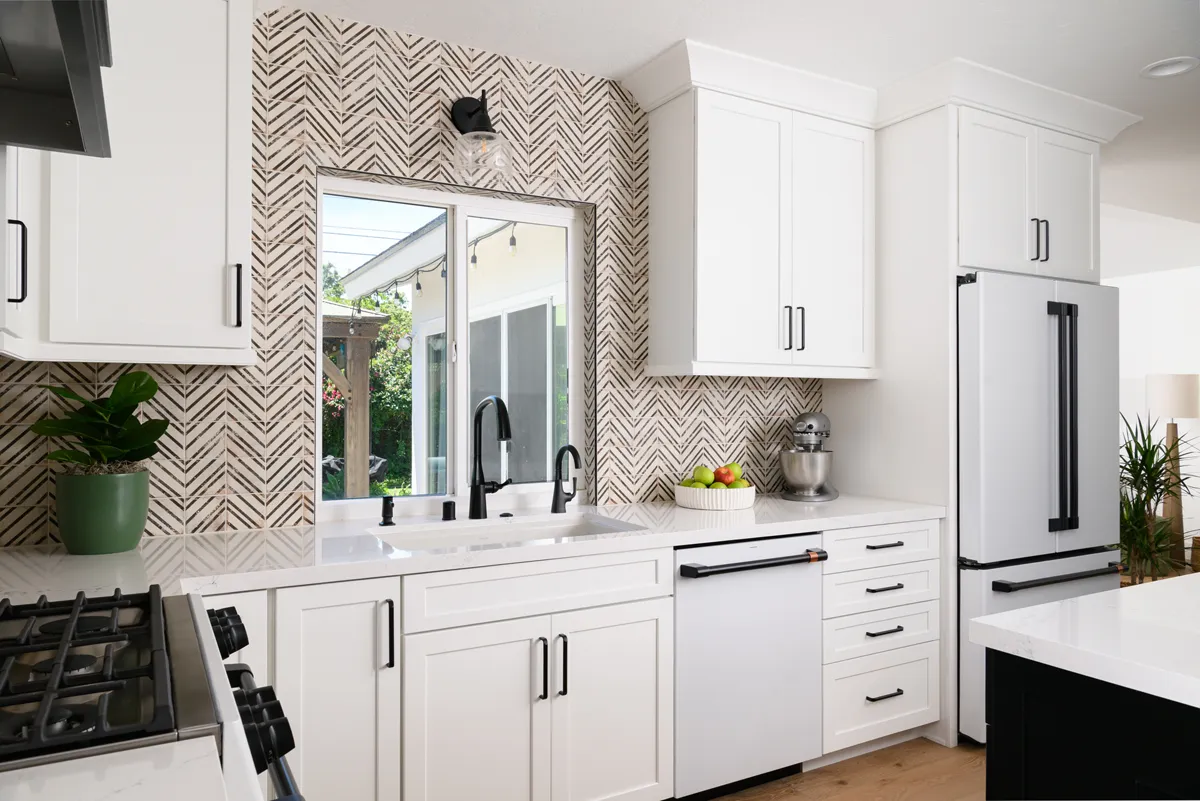 sea-pointe-design-and-remodel-waypoint-maple-cabinetry-perimeter-painted-white-linen-with-flat-black-pulls