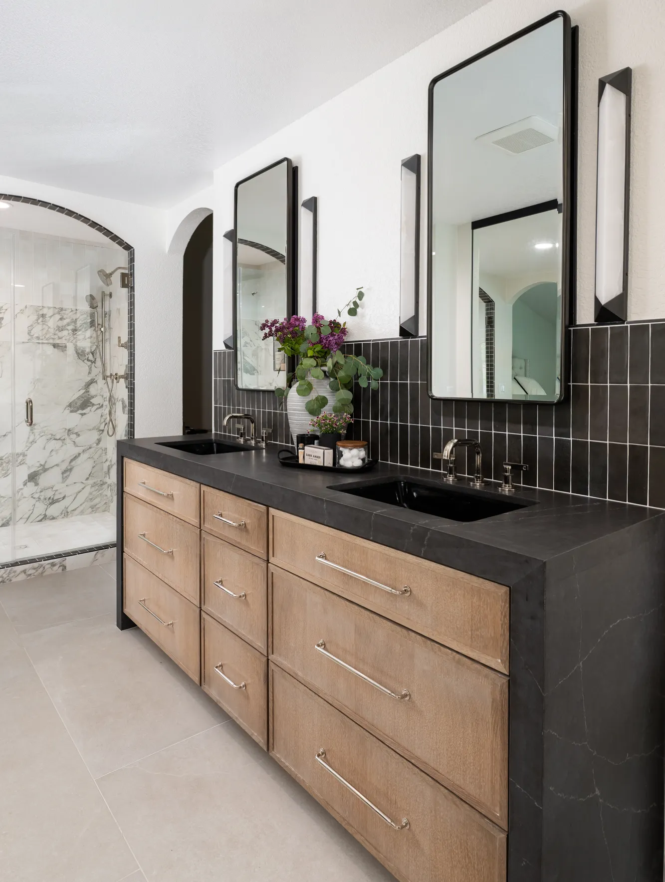 Emser-glazed-porcelain-backsplash-in-Evora-with-oyster-gray-grout