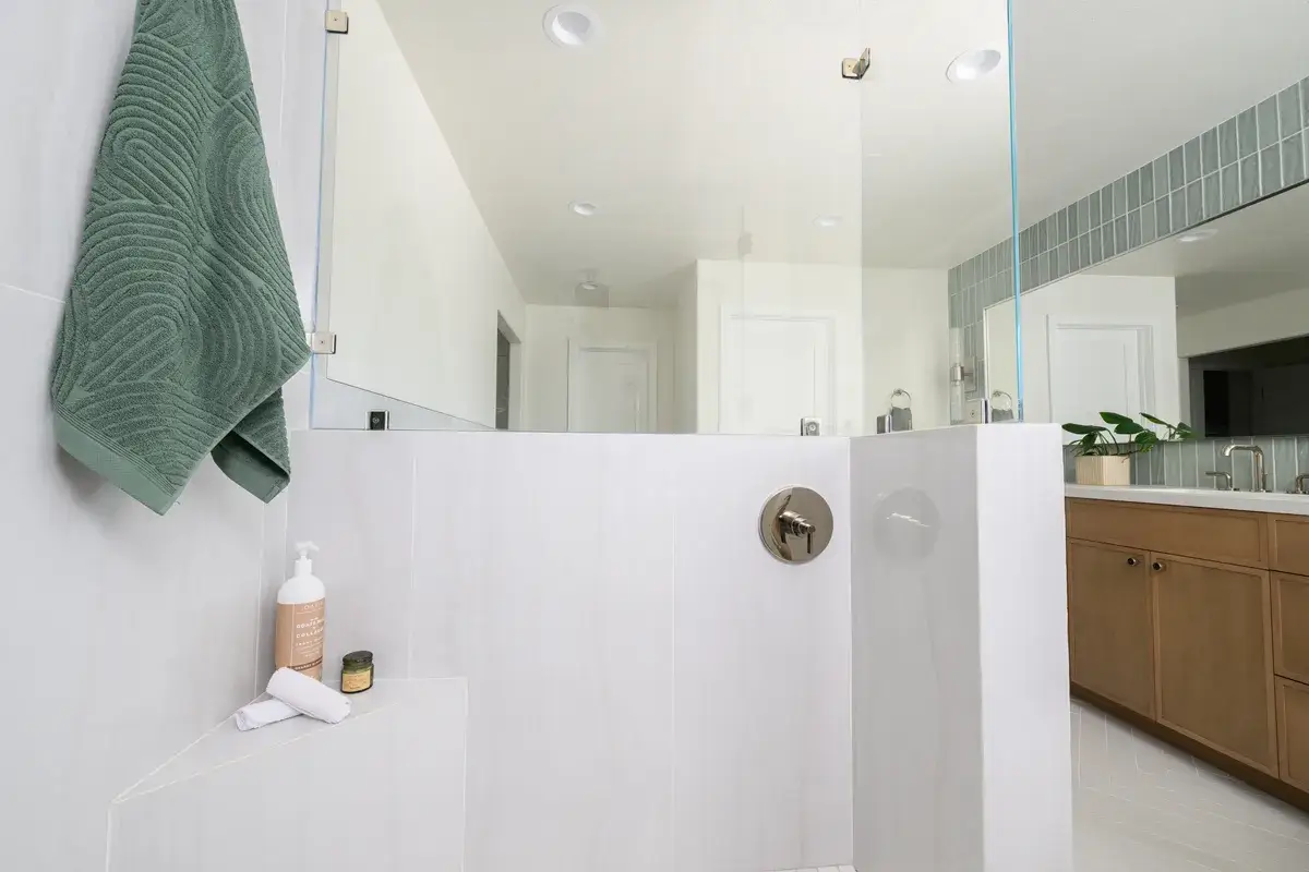 sea-pointe-design-and-remodel-shower-pony-wall-with-dual-pressure-balance-shower-valve-and-custom-glass-surrounding