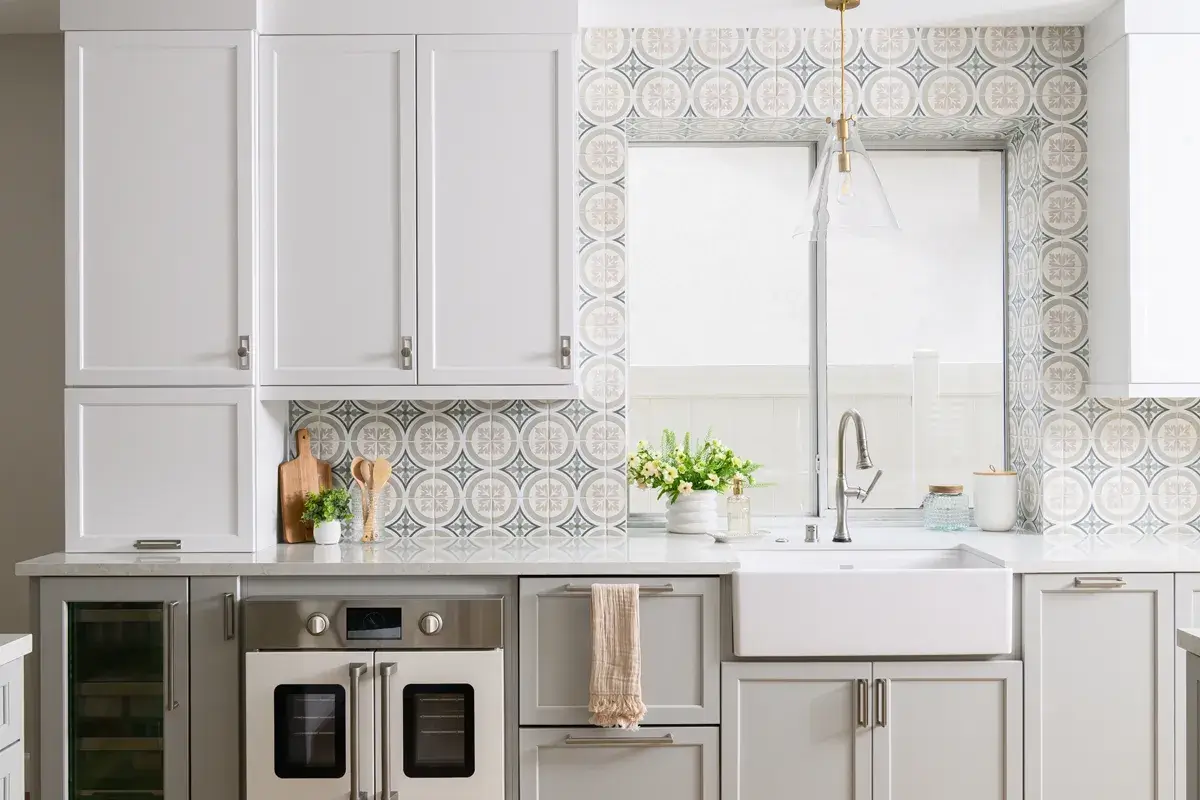 white-farmhouse-sink-beverage-fridge-and-30-inch-oven