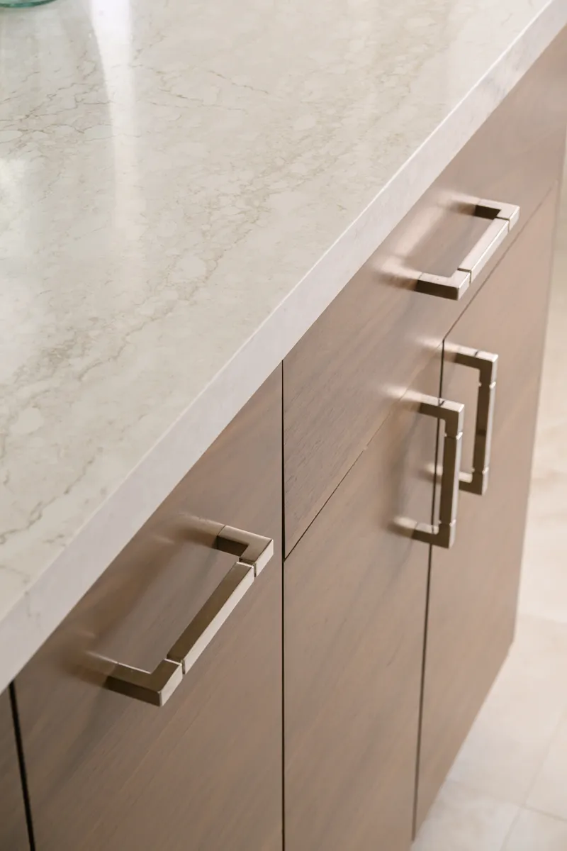 quartz-countertops-in-polished-Ironsbridge-finish