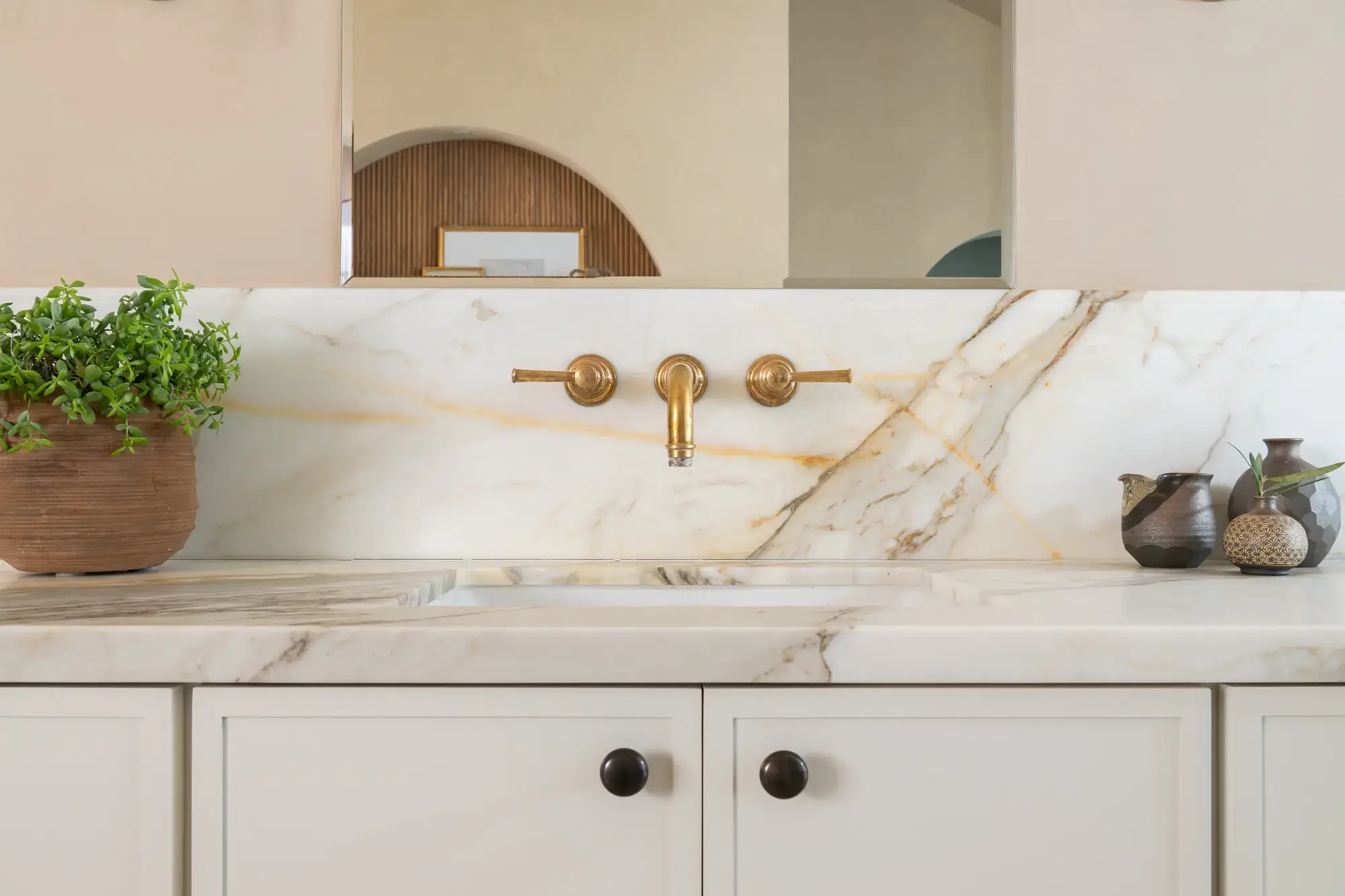 undermount-sink-with-antique-aged-brass-faucet