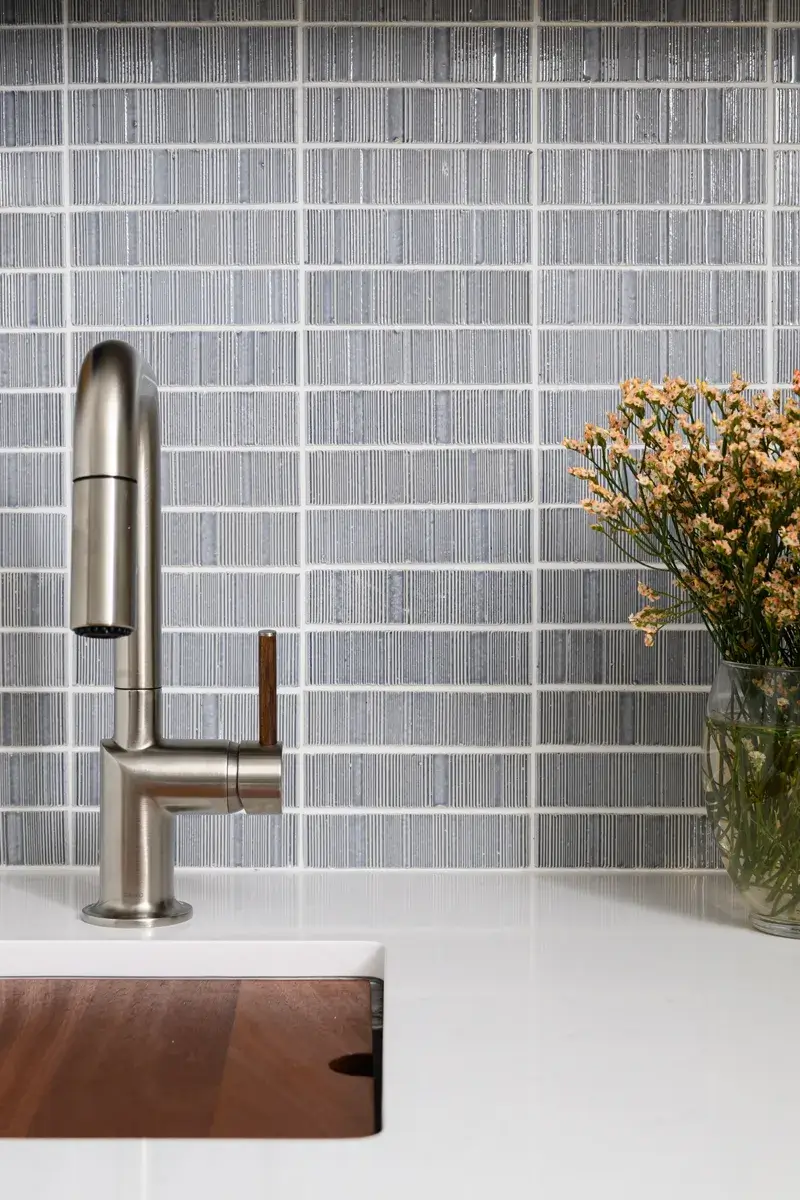 white-quartz-countertops-and-textured-tile-backsplash-make-the-bar-pop