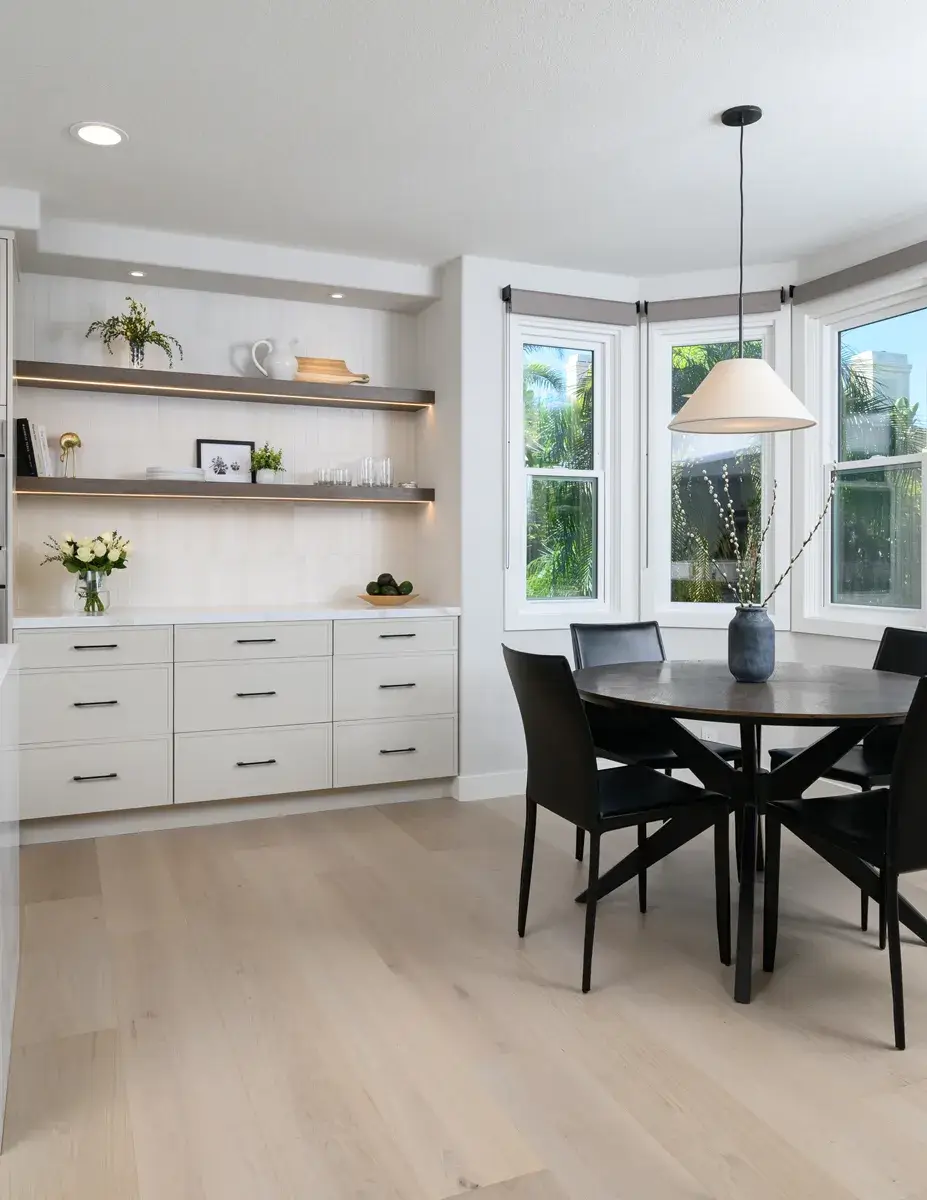 recessed-lighting-and-a-pendant-light-over-dining-room-table