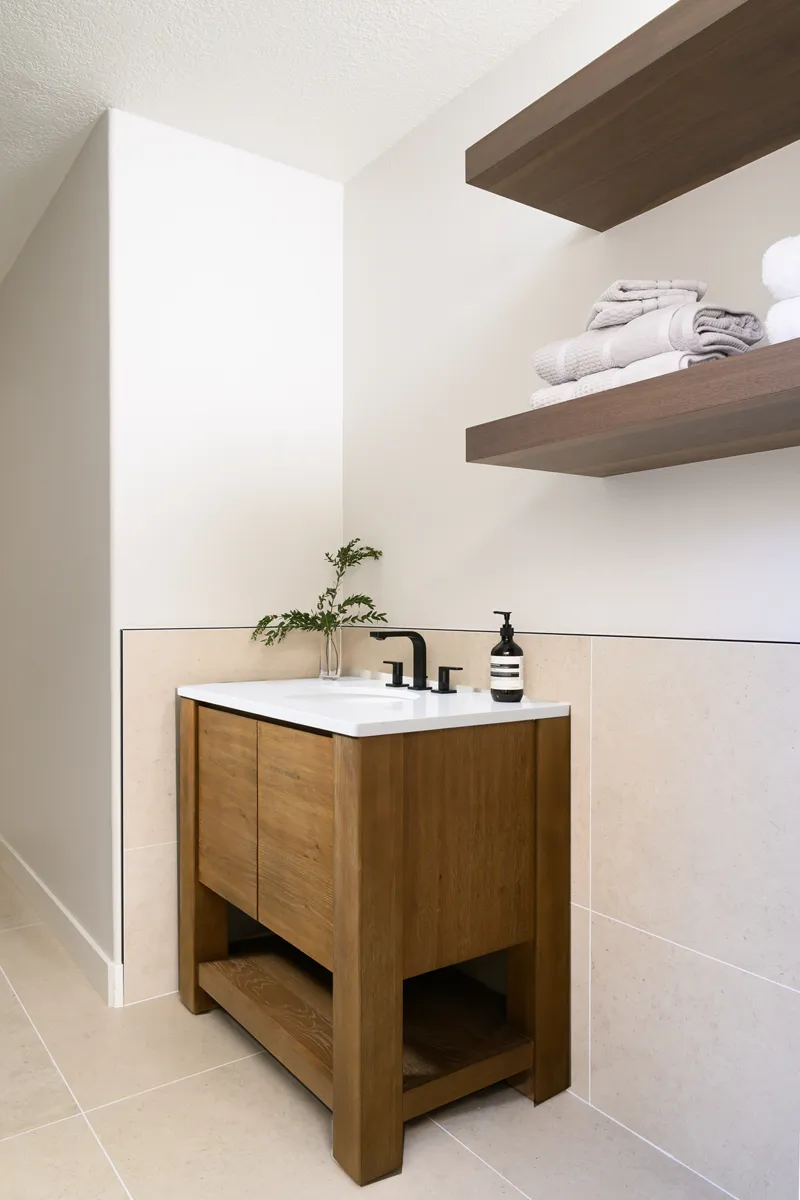 Natural-Oak-single-bathroom-vanity-with-matte-black-single-handle-faucet-for-washing-in-laundry-room