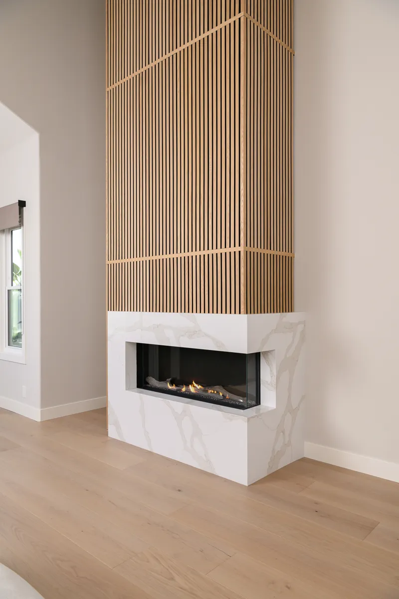 electric-fireplace-with-mantle-to-ceiling-decorative-natural-white-oak-slat-paneling