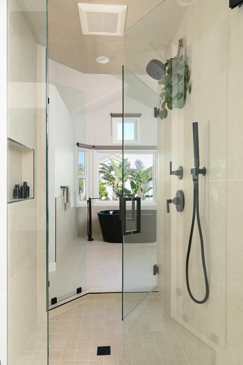 shower-walls-in-glazed-porcelain-tile-in-Creme-finish